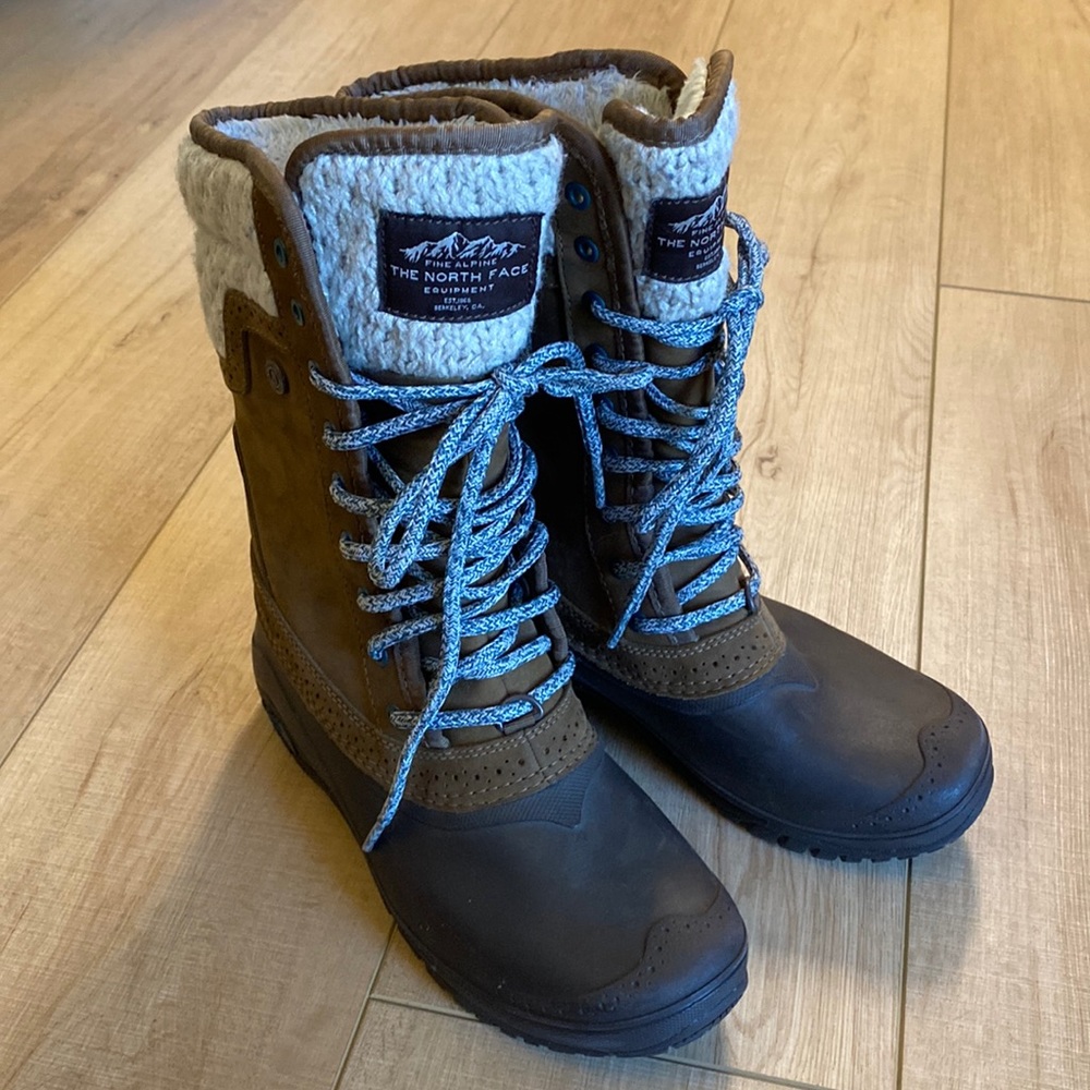 The North Face Shellista II winter boot. Womens size 6
